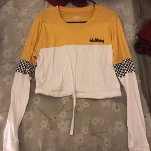 Crop long sleeve shirt.